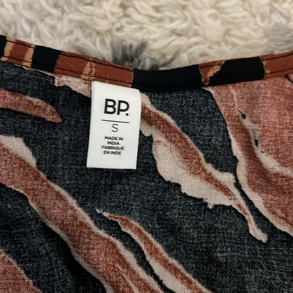 NWT: Wrap Front Crop Top - Picture 4 of 4